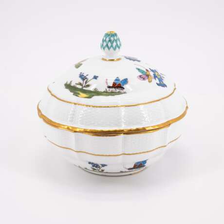 ROUND PORCELAIN TUREEN WITH BUTTERFLY DECOR AND CONE FINIAL - Foto 4