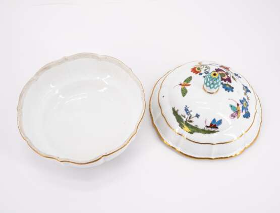 ROUND PORCELAIN TUREEN WITH BUTTERFLY DECOR AND CONE FINIAL - Foto 5