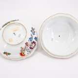 ROUND PORCELAIN TUREEN WITH BUTTERFLY DECOR AND CONE FINIAL - Foto 6