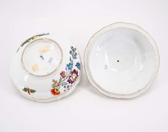 ROUND PORCELAIN TUREEN WITH BUTTERFLY DECOR AND CONE FINIAL - Foto 6