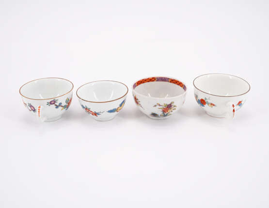 THREE PORCELAIN CUPS AND TWO PORCELAIN TEA BOWLS WITH SAUCERS AND KAKIEMON DECOR - photo 2