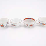 THREE PORCELAIN CUPS AND TWO PORCELAIN TEA BOWLS WITH SAUCERS AND KAKIEMON DECOR - фото 3