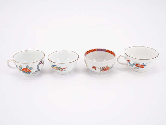 THREE PORCELAIN CUPS AND TWO PORCELAIN TEA BOWLS WITH SAUCERS AND KAKIEMON DECOR - photo 3