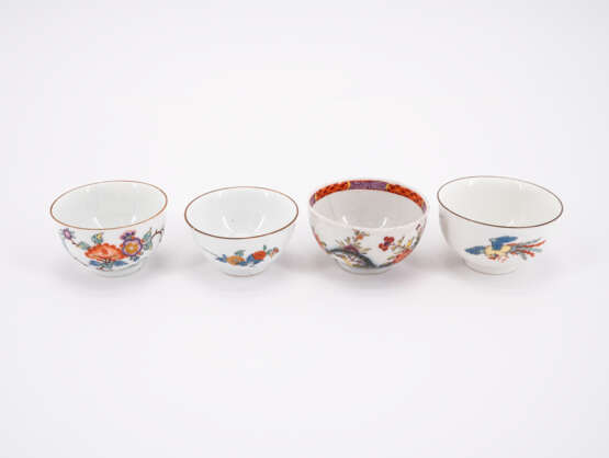 THREE PORCELAIN CUPS AND TWO PORCELAIN TEA BOWLS WITH SAUCERS AND KAKIEMON DECOR - photo 4