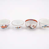 THREE PORCELAIN CUPS AND TWO PORCELAIN TEA BOWLS WITH SAUCERS AND KAKIEMON DECOR - фото 4