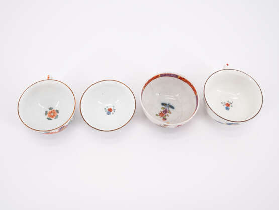 THREE PORCELAIN CUPS AND TWO PORCELAIN TEA BOWLS WITH SAUCERS AND KAKIEMON DECOR - фото 5