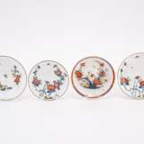 THREE PORCELAIN CUPS AND TWO PORCELAIN TEA BOWLS WITH SAUCERS AND KAKIEMON DECOR - фото 7