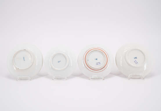 THREE PORCELAIN CUPS AND TWO PORCELAIN TEA BOWLS WITH SAUCERS AND KAKIEMON DECOR - Foto 8
