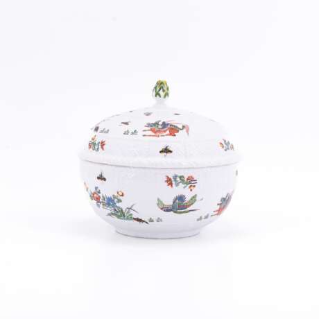 SMALL PORCELAIN TUREEN AND LID WITH CHI'I'LIN DECOR - фото 1