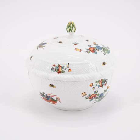 SMALL PORCELAIN TUREEN AND LID WITH CHI'I'LIN DECOR - photo 3