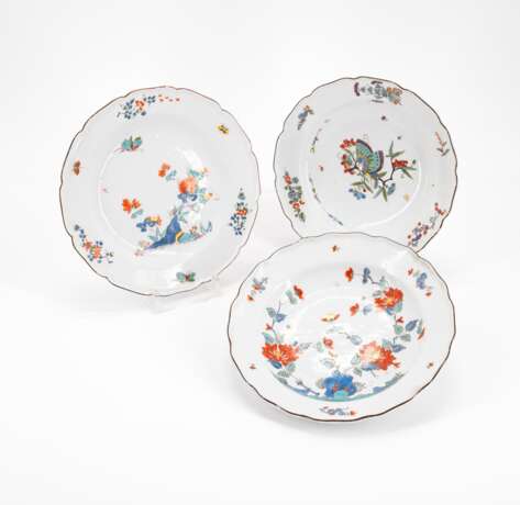 THREE EARLY PORCELAIN PLATES WITH BUTTERFLY DECOR, BIRD & ROCK DECOR AND WITH FLOWERS IN KAKIEMON STYLE - photo 1