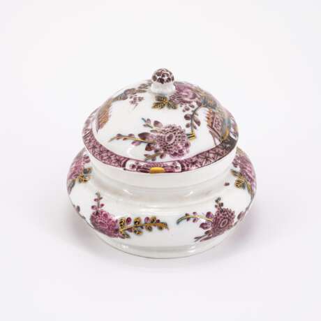 OVAL PORCELAIN BOX WITH TABLE DECOR PAINTED BLUE UNDER GLAZE AND PURPLE COLOURED - Foto 4