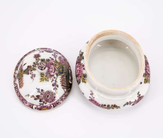 OVAL PORCELAIN BOX WITH TABLE DECOR PAINTED BLUE UNDER GLAZE AND PURPLE COLOURED - Foto 5
