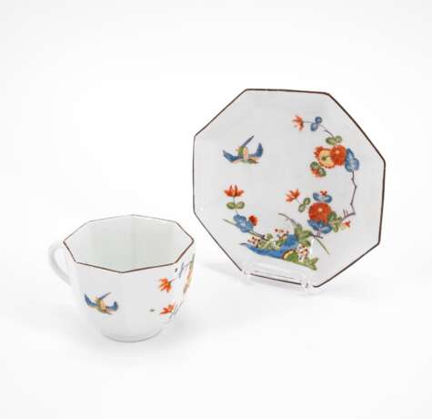 OCTAGONAL PORCELAIN CUP AND SAUCER WITH 'BIRD AND ROCK' KAKIEMON DECOR - фото 1