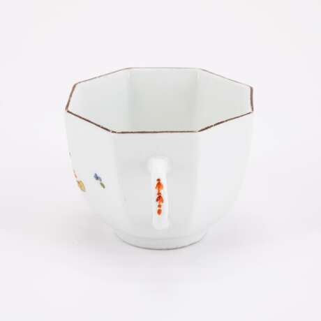 OCTAGONAL PORCELAIN CUP AND SAUCER WITH 'BIRD AND ROCK' KAKIEMON DECOR - Foto 2