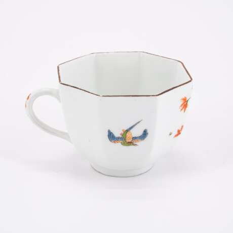 OCTAGONAL PORCELAIN CUP AND SAUCER WITH 'BIRD AND ROCK' KAKIEMON DECOR - фото 3