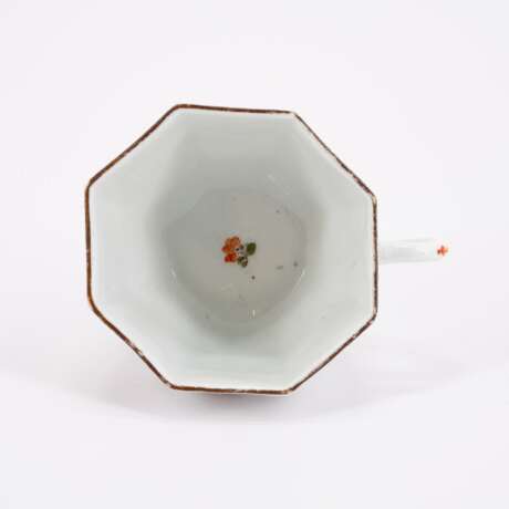 OCTAGONAL PORCELAIN CUP AND SAUCER WITH 'BIRD AND ROCK' KAKIEMON DECOR - Foto 5