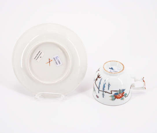PORCELAIN CUP AND FOUR SAUCERS WITH ASIAN DECORS - photo 5