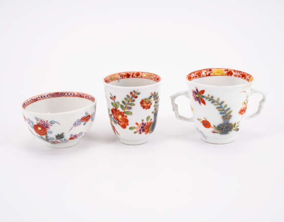PORCELAIN MUG WITH DOUBLE HANDLE, BEAKER & TEA BOWL WITH SAUCERS AND WITH OVER-DECORATED KAKIEMON DECOR - фото 4