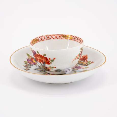 TWO PORCELAIN TEA BOWLS WITH SAUCERS AND DECORATED-OVER TABLE PATTERN - photo 4