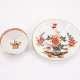 TWO PORCELAIN TEA BOWLS WITH SAUCERS AND DECORATED-OVER TABLE PATTERN - photo 5
