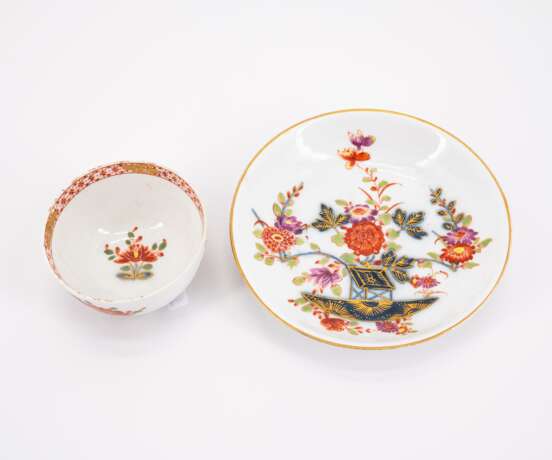 TWO PORCELAIN TEA BOWLS WITH SAUCERS AND DECORATED-OVER TABLE PATTERN - Foto 5