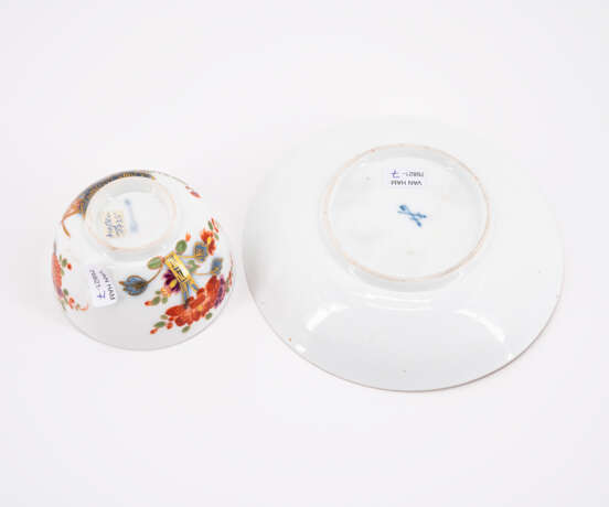 TWO PORCELAIN TEA BOWLS WITH SAUCERS AND DECORATED-OVER TABLE PATTERN - Foto 6