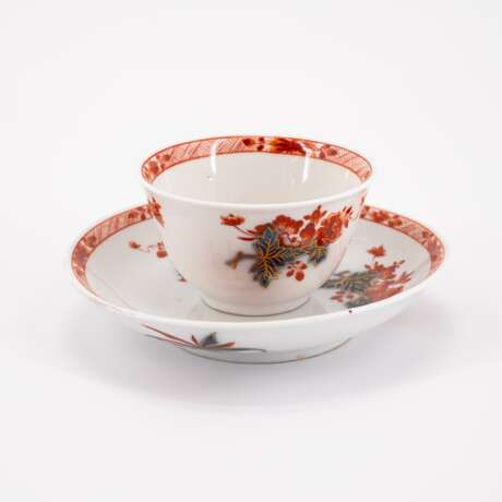 THREE PAIRS OF PORCELAIN TEA BOWLS WITH SAUCERS AND IRON RED KAKIEMON DECOR WITH DECOR PAINTED BLUE UNDER GLAZE - photo 3