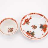 THREE PAIRS OF PORCELAIN TEA BOWLS WITH SAUCERS AND IRON RED KAKIEMON DECOR WITH DECOR PAINTED BLUE UNDER GLAZE - Foto 5