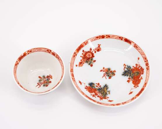 THREE PAIRS OF PORCELAIN TEA BOWLS WITH SAUCERS AND IRON RED KAKIEMON DECOR WITH DECOR PAINTED BLUE UNDER GLAZE - фото 5