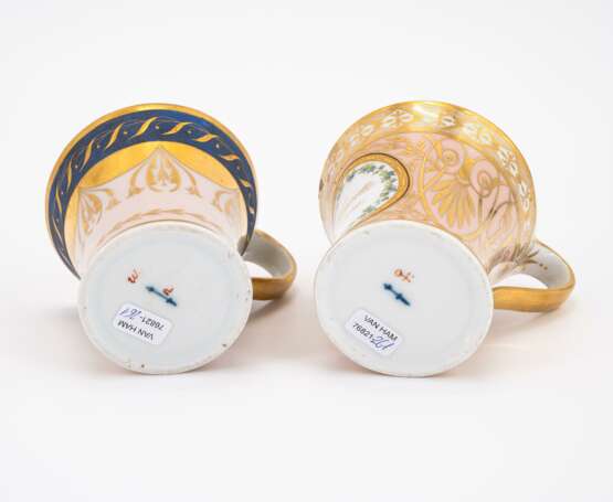 FOUR PORCELAIN CAMPANER CUPS WITH DIFFERENT DECORS OF WHICH TWO ARE WITH SAUCERS - Foto 10
