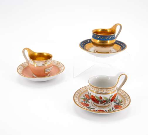 THREE PORCELAIN CUPS AND MATCHING SAUCERS WITH DIFFERENT ORNAMENTATION AND GROUND DECORS - Foto 1