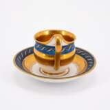 THREE PORCELAIN CUPS AND MATCHING SAUCERS WITH DIFFERENT ORNAMENTATION AND GROUND DECORS - Foto 2