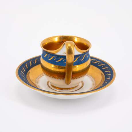 THREE PORCELAIN CUPS AND MATCHING SAUCERS WITH DIFFERENT ORNAMENTATION AND GROUND DECORS - фото 2