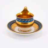 THREE PORCELAIN CUPS AND MATCHING SAUCERS WITH DIFFERENT ORNAMENTATION AND GROUND DECORS - Foto 4