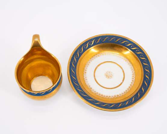 THREE PORCELAIN CUPS AND MATCHING SAUCERS WITH DIFFERENT ORNAMENTATION AND GROUND DECORS - фото 5