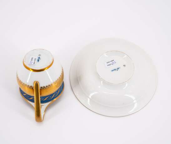 THREE PORCELAIN CUPS AND MATCHING SAUCERS WITH DIFFERENT ORNAMENTATION AND GROUND DECORS - Foto 6
