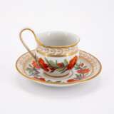 THREE PORCELAIN CUPS AND MATCHING SAUCERS WITH DIFFERENT ORNAMENTATION AND GROUND DECORS - Foto 8