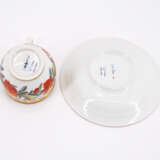 THREE PORCELAIN CUPS AND MATCHING SAUCERS WITH DIFFERENT ORNAMENTATION AND GROUND DECORS - Foto 11