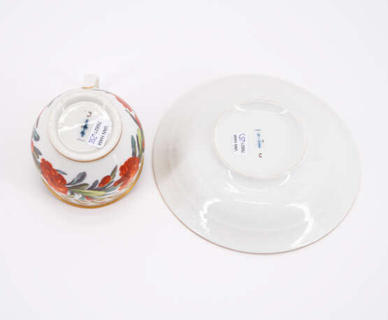 THREE PORCELAIN CUPS AND MATCHING SAUCERS WITH DIFFERENT ORNAMENTATION AND GROUND DECORS - фото 11