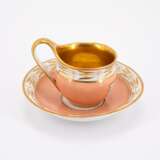THREE PORCELAIN CUPS AND MATCHING SAUCERS WITH DIFFERENT ORNAMENTATION AND GROUND DECORS - Foto 13