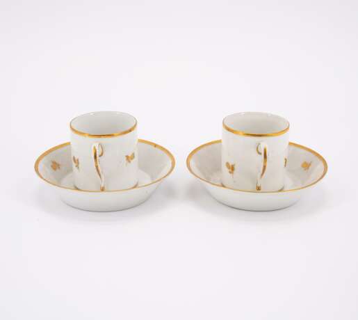 FIVE PORCELAIN CUPS AND SAUCERS AND A SMALL PORCELAIN TEA POT WITH BLACK LANDSCAPE PAINTINGS AND GOLDEN FRAME - Foto 2