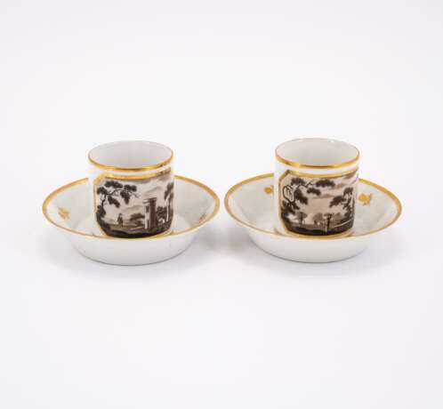 FIVE PORCELAIN CUPS AND SAUCERS AND A SMALL PORCELAIN TEA POT WITH BLACK LANDSCAPE PAINTINGS AND GOLDEN FRAME - Foto 4