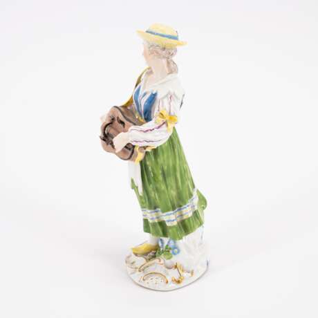 PORCELAIN FEMALE MUSICIAN WITH HURDY-GURDY - photo 2