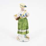 PORCELAIN FEMALE MUSICIAN WITH HURDY-GURDY - photo 3