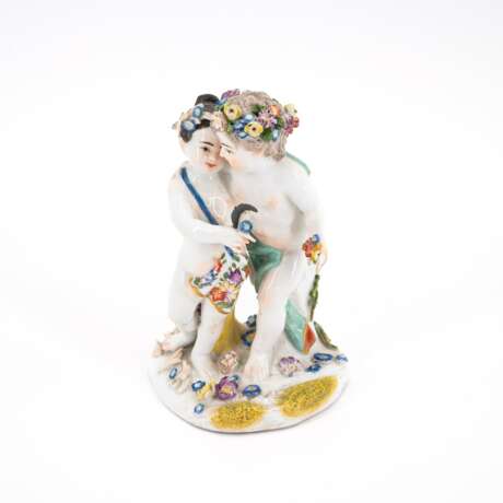 SMALL PORCELAIN PAIR OF AMORETTI WITH ALLEGORICAL ATTRIBUTES OF SPRING AND SUMMER - photo 1