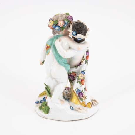 SMALL PORCELAIN PAIR OF AMORETTI WITH ALLEGORICAL ATTRIBUTES OF SPRING AND SUMMER - фото 3