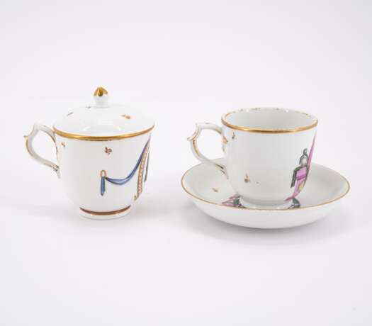 ONE PORCELAIN CUP AND LID WITH SAUCER AND A PORCELAIN CUP WITH HANDLE WITH PORTRAITS - Foto 3