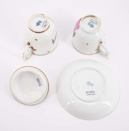 ONE PORCELAIN CUP AND LID WITH SAUCER AND A PORCELAIN CUP WITH HANDLE WITH PORTRAITS - Foto 6