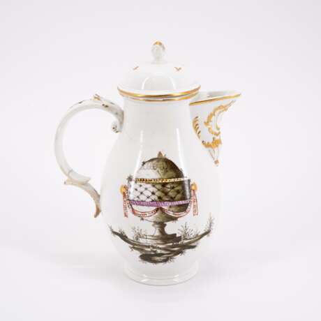 LARGE PORCELAIN COFFEE POT AND CUP WITH SAUCER WITH URN DECOR - Foto 3
